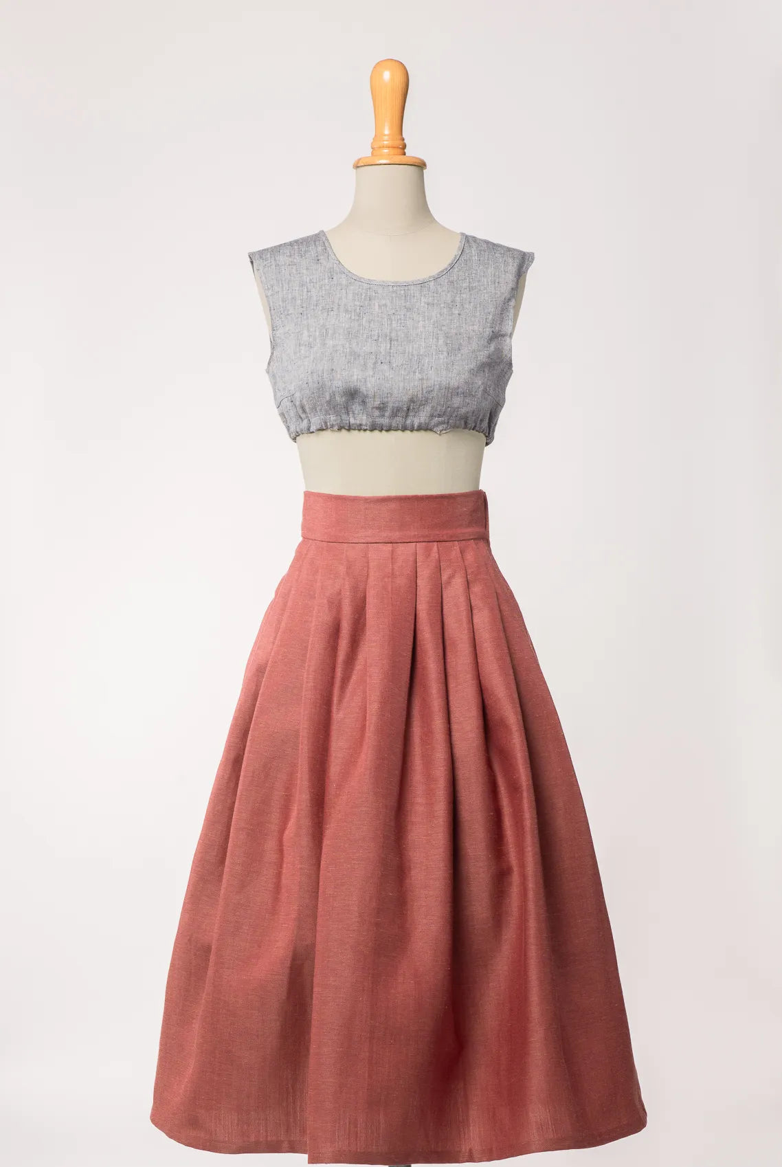 Trachtenrock Marlene aus Leinen-Schurwolle-Mischung in pinker Beere, kombiniert mit Dirndlbluse Charlie aus blaurauem Bio-Leinen – Frontansicht auf Büste, handgefertigt von Zirbenfux