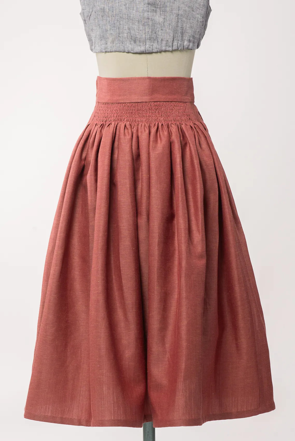 Trachtenrock Marlene aus Leinen-Schurwolle-Mischung in pinker Beere – Rückansicht auf Büste, nachhaltig gefertigt von Zirbenfux