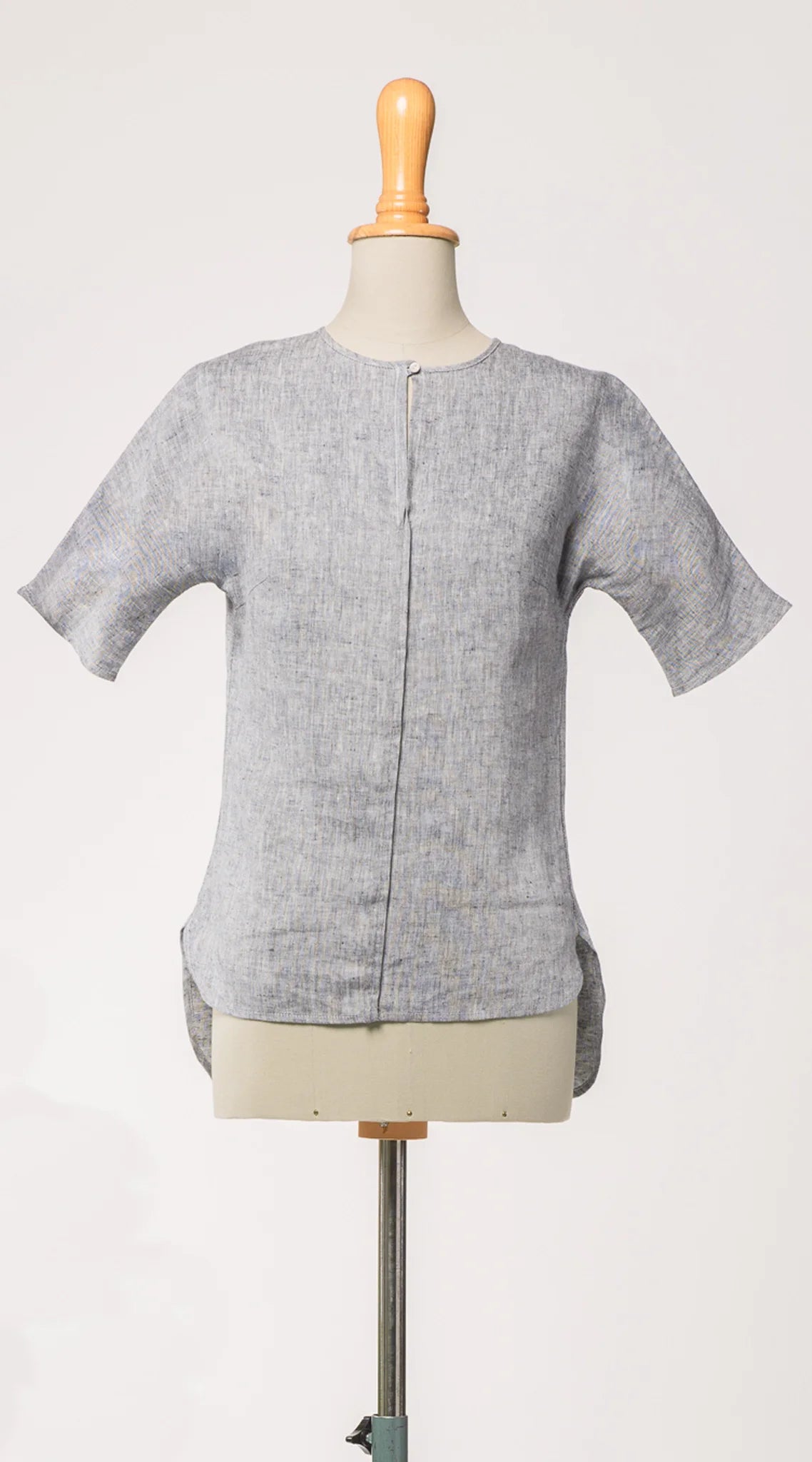 Bluse Romy aus blaugrauem Bio-Leinen – Frontansicht auf Büste, handgefertigt in München von Zirbenfux