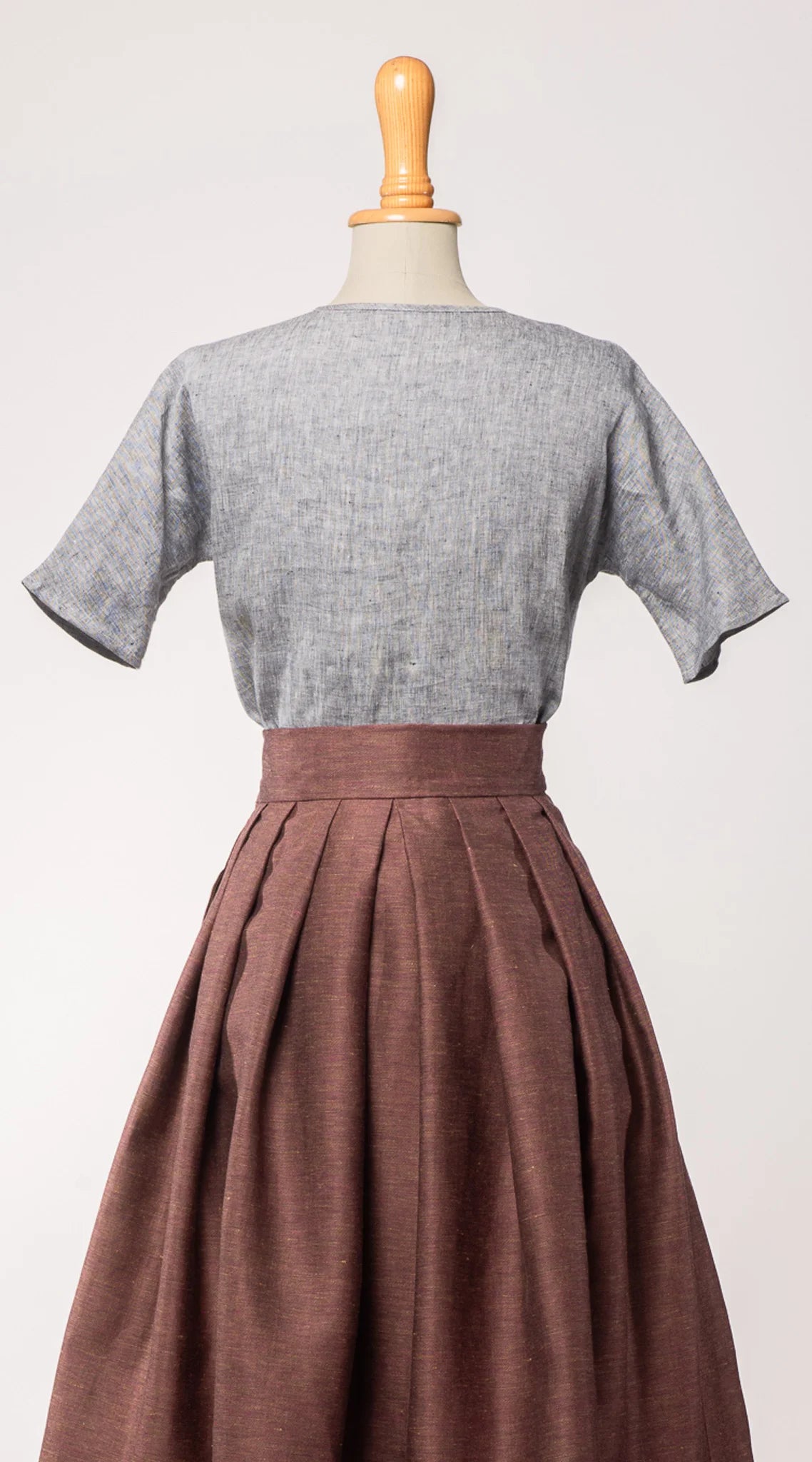 Bluse Romy aus blaugrauem Bio-Leinen, kombiniert mit Trachtenrock Charlie in Malve – Rückansicht auf Büste, handgefertigt in München von Zirbenfux