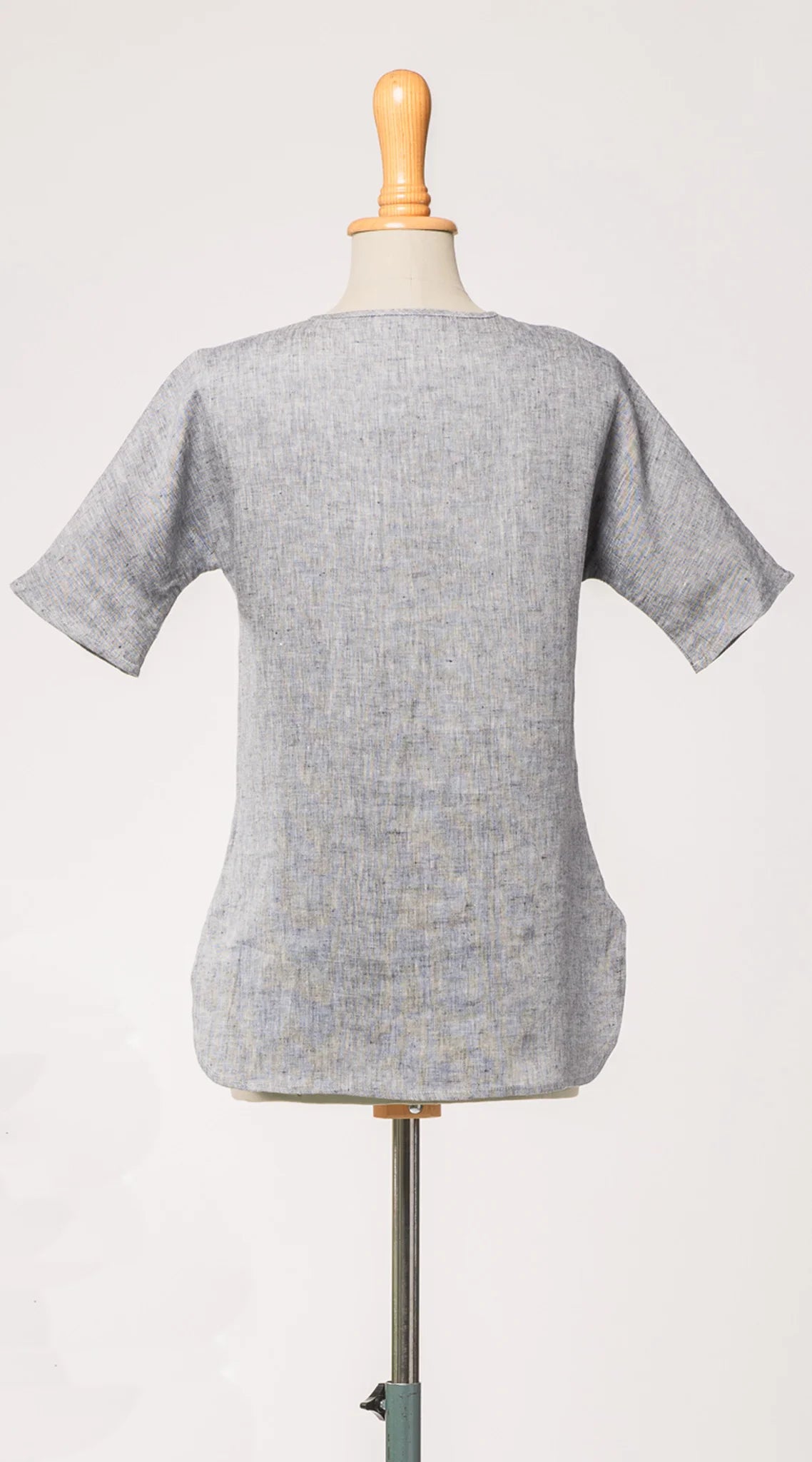 Bluse Romy aus blaugrauem Bio-Leinen – Rückansicht auf Büste, handgefertigt von Zirbenfux