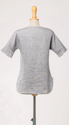 Bluse Romy aus blaugrauem Bio-Leinen – Rückansicht auf Büste, handgefertigt von Zirbenfux