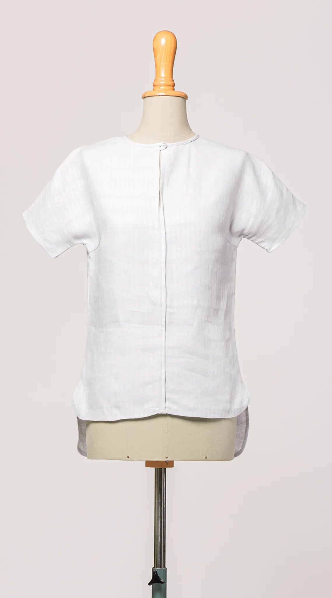 Bluse Romy aus Bio-Leinen in hellem Wasserblau – Frontansicht auf Büste, handgefertigt in München von Zirbenfux