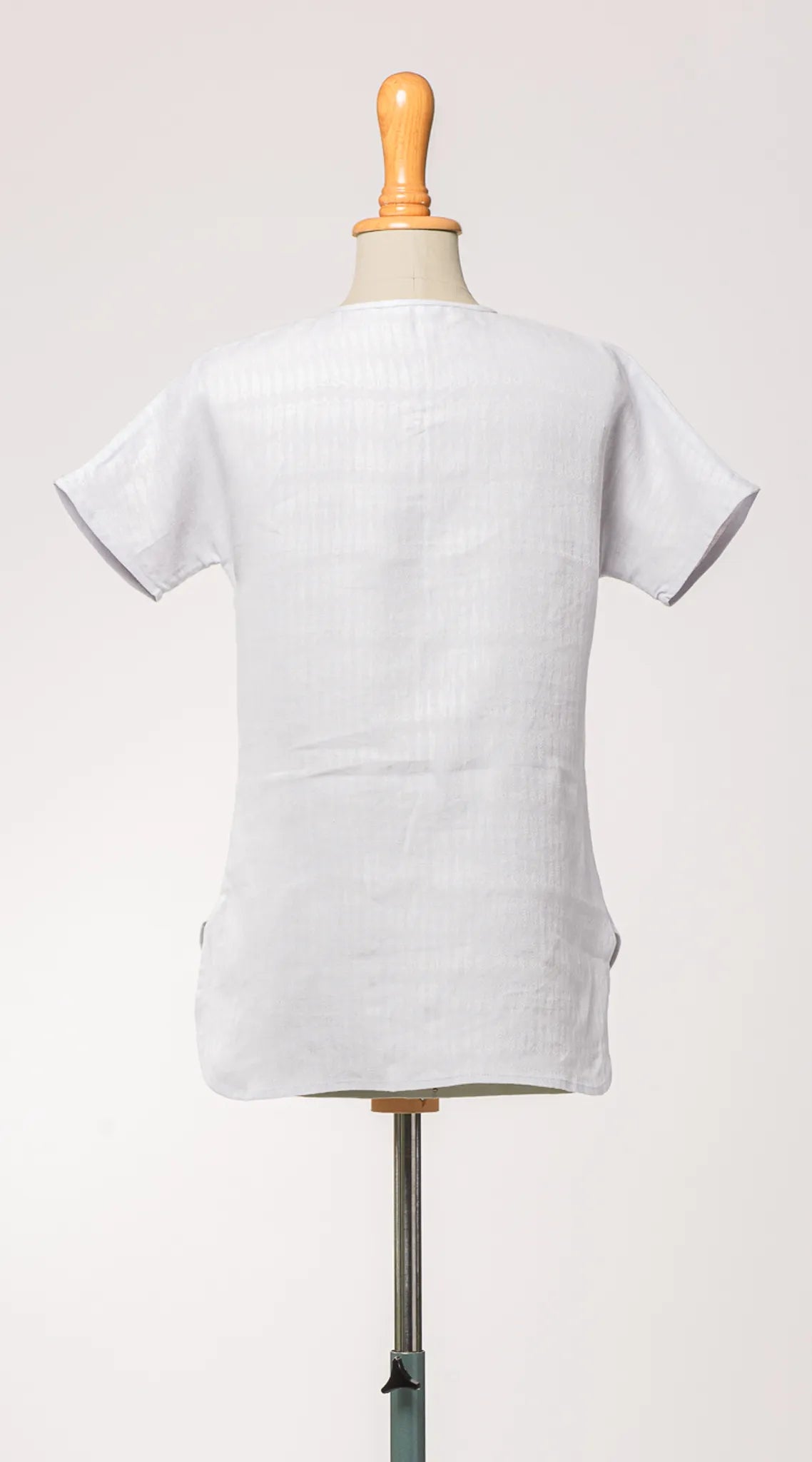 Bluse Romy aus weißem Bio-Leinen – Rückansicht auf Büste, nachhaltig gefertigt von Zirbenfux