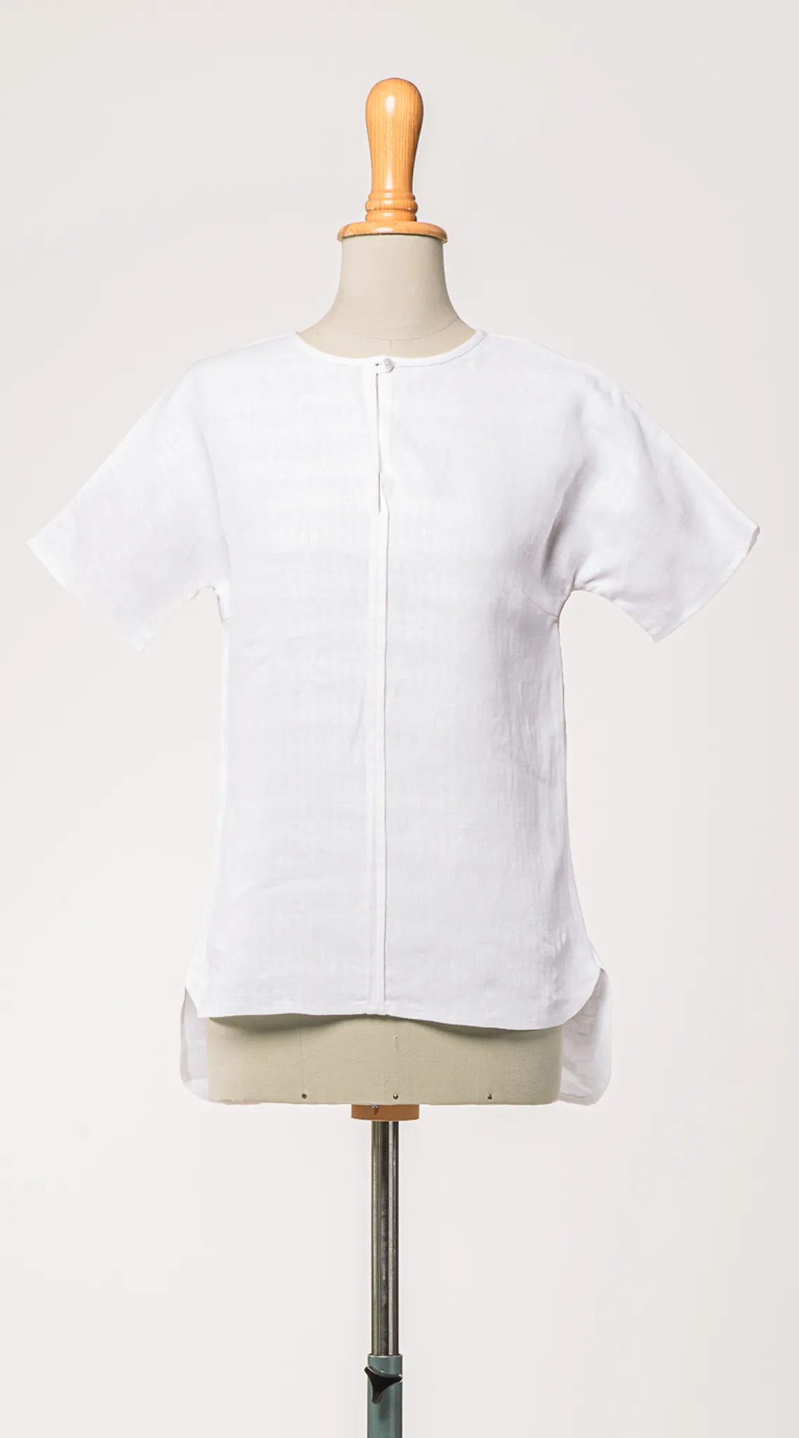 Bluse Romy aus weißem Bio-Leinen – Frontansicht auf Büste, zeitlos interpretiert von Zirbenfux