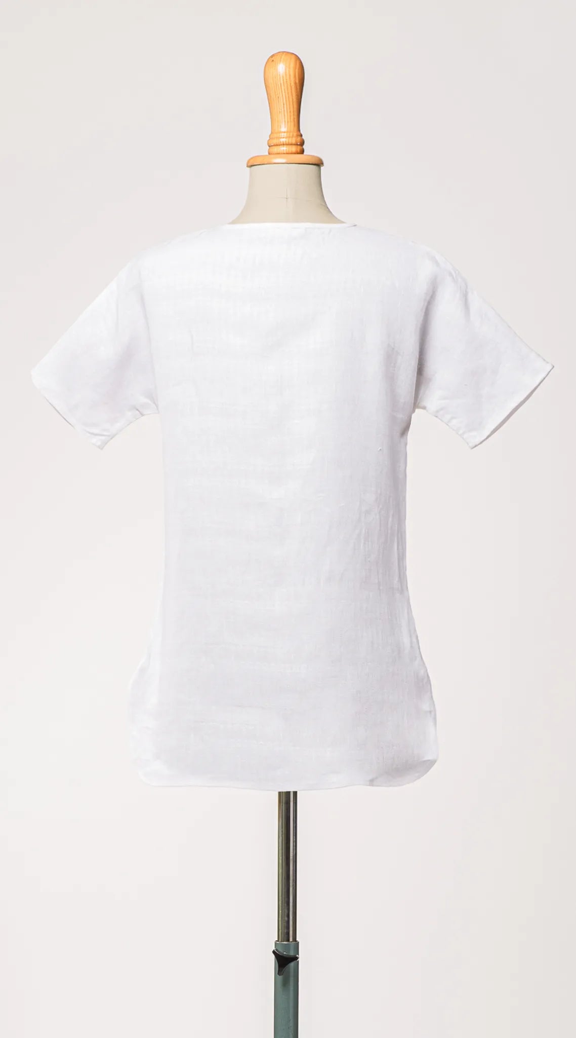 Bluse Romy aus weißem Bio-Leinen – Rückansicht auf Büste, nachhaltig gefertigt von Zirbenfux