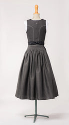 Mieder Ava und Trachtenrock Marlene aus anthrazitfarbener Leinen-Schurwolle-Mischung, kombiniert mit schwarzer Baumwollschürze – Rückansicht auf Büste, handgefertigt in München von Zirbenfux