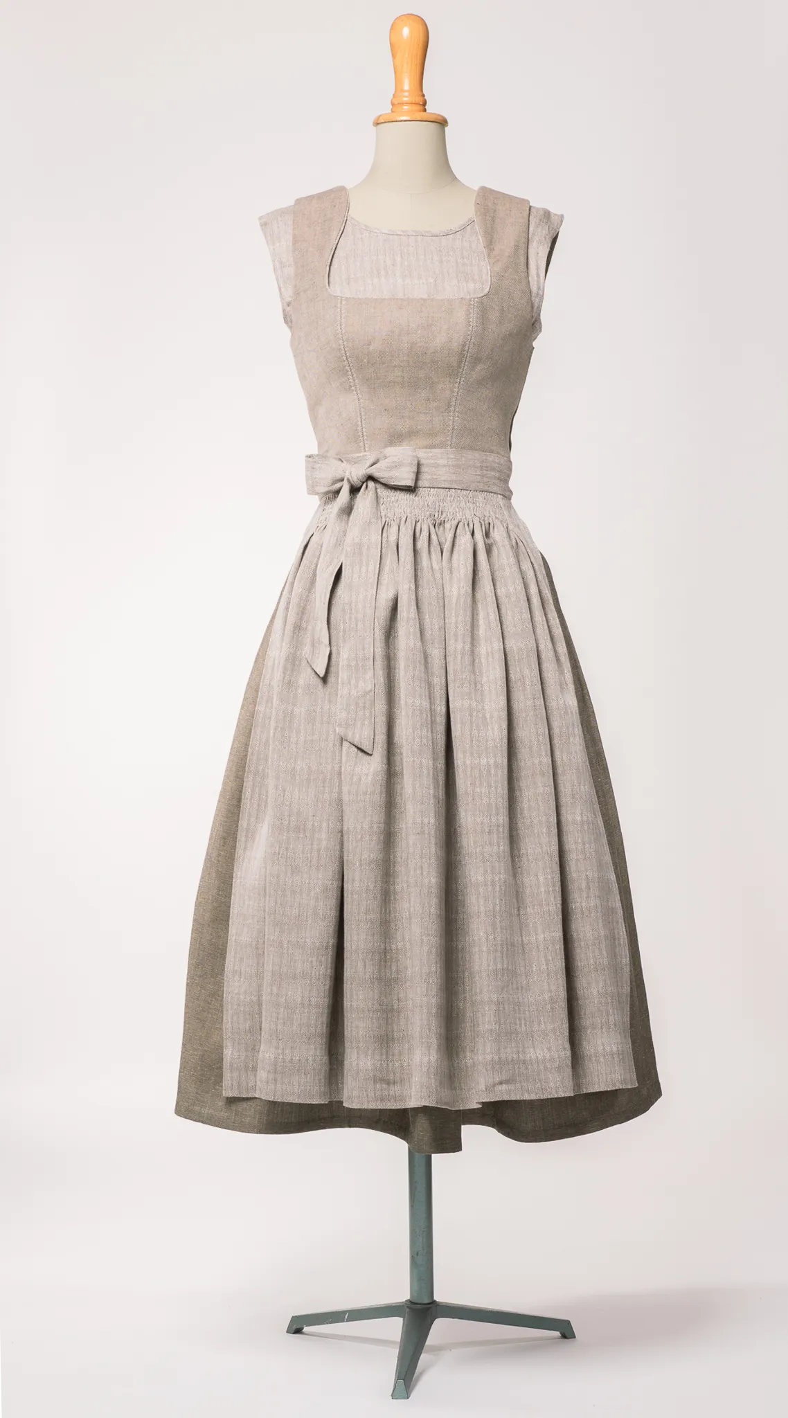 Mieder Ava aus naturfarbenem Bio-Leinen, kombiniert mit Rock Marlene in Goldbraun und naturfarbener Leinenschürze – Frontansicht auf Büste, handgefertigt in München von Zirbenfux