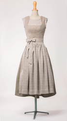 Mieder Ava aus naturfarbenem Bio-Leinen, kombiniert mit Rock Marlene in Goldbraun und naturfarbener Leinenschürze – Frontansicht auf Büste, handgefertigt in München von Zirbenfux