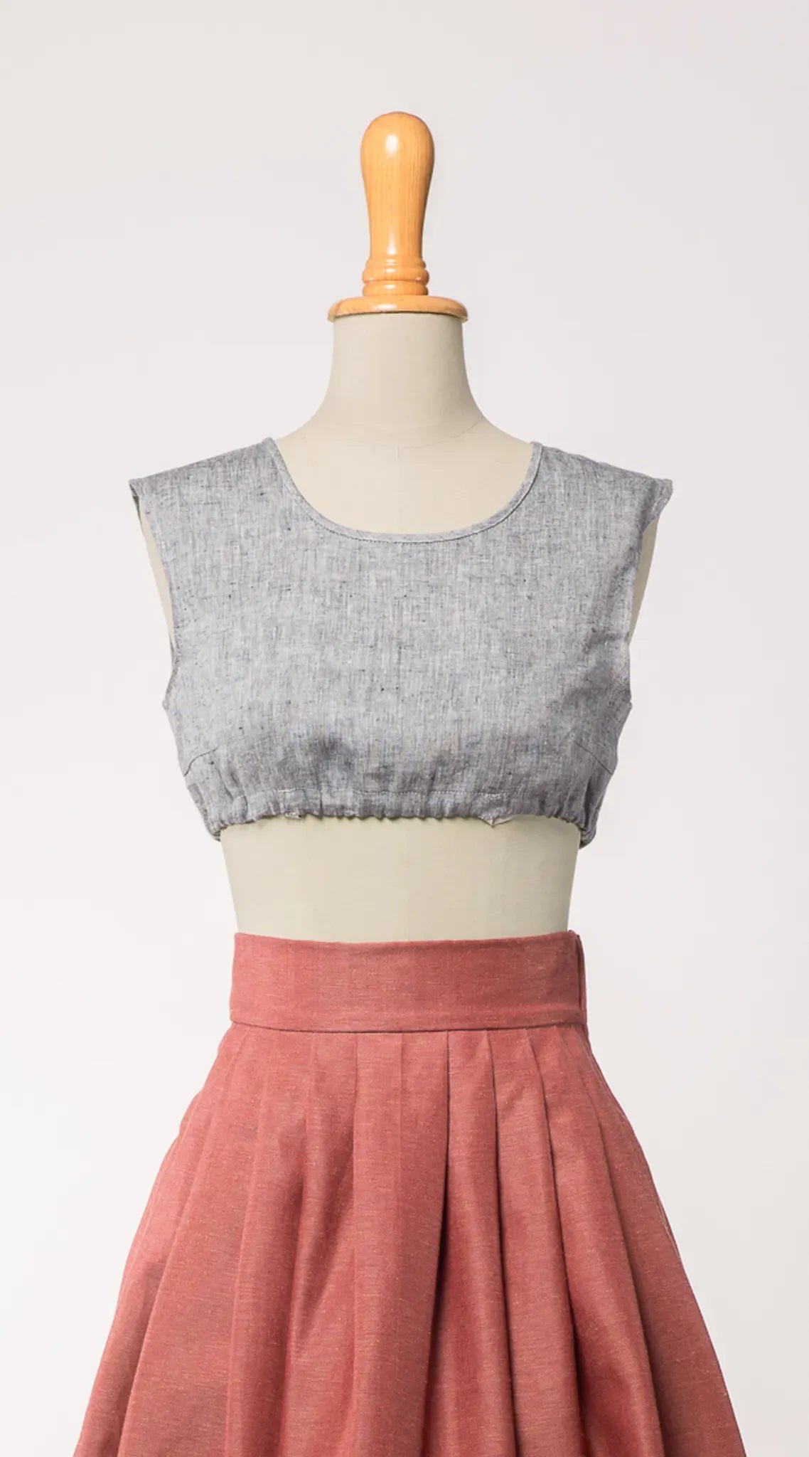 Nahaufnahme der Dirndlbluse Charlie aus blaugrauem Bio-Leinen, kombiniert mit Rock Marlene – Frontansicht auf Büste, handgefertigt in München von Zirbenfux