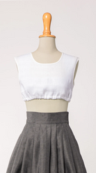 Dirndlbluse Charlie aus weißem Bio-Leinen, kombiniert mit Rock Marlene in Anthrazit – Frontansicht auf Büste, handgefertigt in München von Zirbenfux