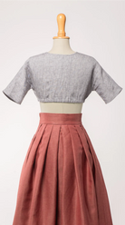 Dirndlbluse Romy aus blaugrauem Bio-Leinen, kombiniert mit Trachtenrock Charlie in pinker Beere – Rückansicht auf Büste, zeitlos interpretiert von Zirbenfux