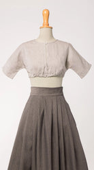 Dirndlbluse Romy aus naturfarbenem Bio-Leinen , kombiniert mit Rock Marlene – Frontansicht auf Büste, handgefertigt von Zirbenfux