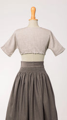 Dirndlbluse Romy aus naturfarbenem Bio-Leinen , kombiniert mit Rock Marlene – Rückansicht auf Büste, zeitlos interpretiert von Zirbenfux