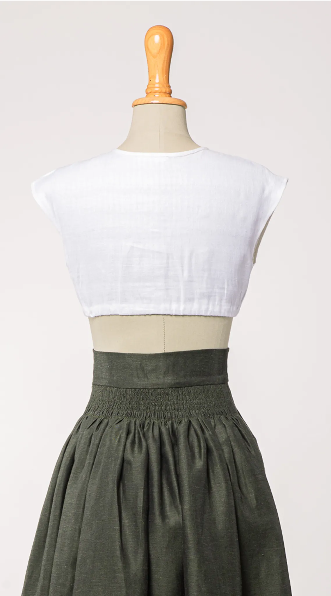 Dirndlbluse Tilda aus weißem Bio-Leinen, kombiniert mit Rock Marlene – Rückansicht auf Büste, handgefertigt in München von Zirbenfux