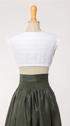 Dirndlbluse Tilda aus weißem Bio-Leinen, kombiniert mit Rock Marlene – Rückansicht auf Büste, handgefertigt in München von Zirbenfux