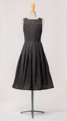 Dirndl Wanda von Zirbenfux, Rückansicht mit dezentem Zierstich, hochgeschlossen, aus Leinen-Wolle-Mix in Anthrazit.