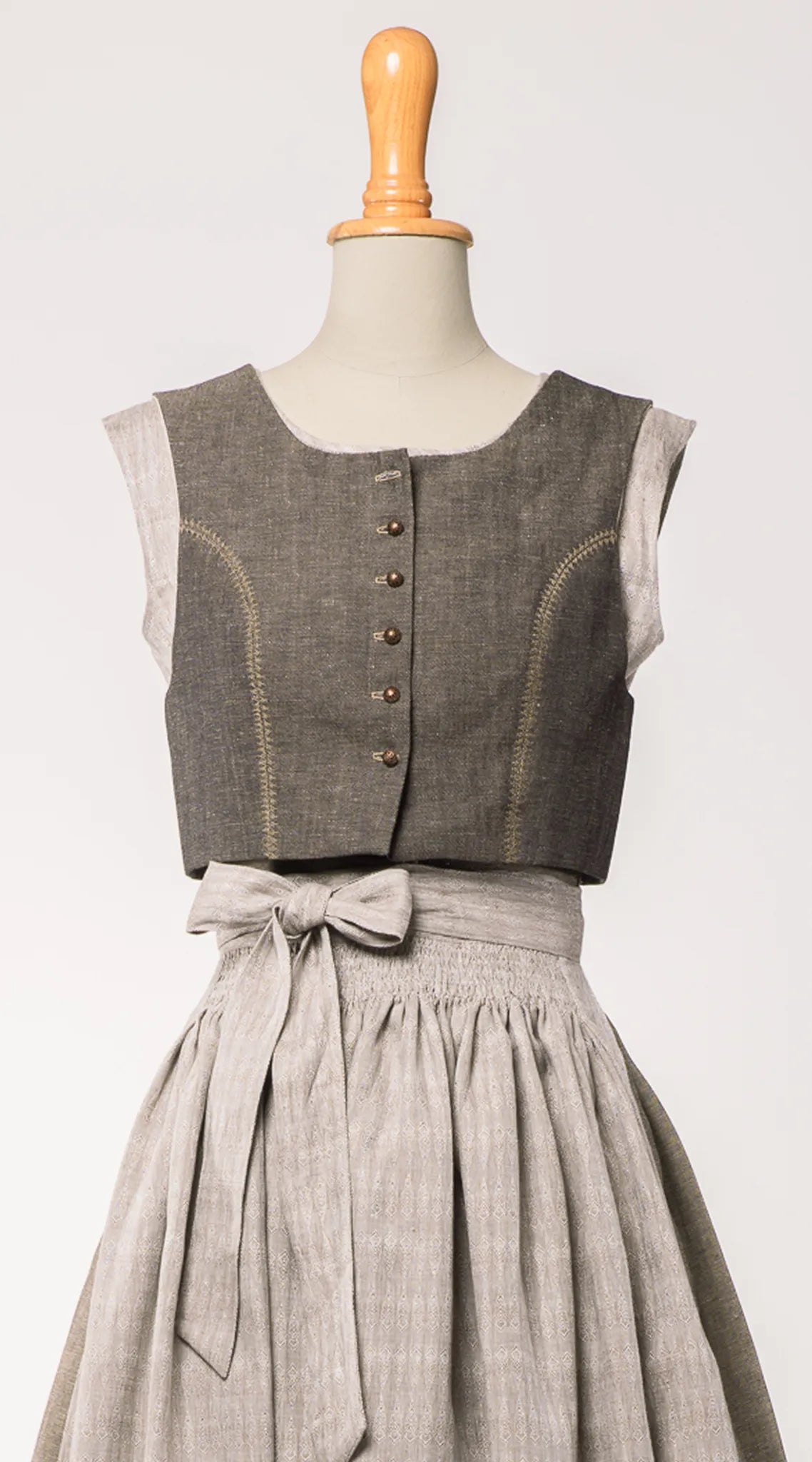 Fuxerl Charlie in gold-naturfarbener Leinen-Schurwolle mit tonalem Zierstich – Frontansicht auf Büste, handgefertigt in München von Zirbenfux