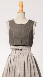 Fuxerl Charlie in gold-naturfarbener Leinen-Schurwolle mit tonalem Zierstich – Frontansicht auf Büste, handgefertigt in München von Zirbenfux