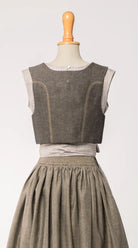 Fuxerl Charlie in gold-naturfarbener Leinen-Schurwolle mit tonalem Zierstich – Rückansicht auf Büste, zeitlos interpretiert von Zirbenfux