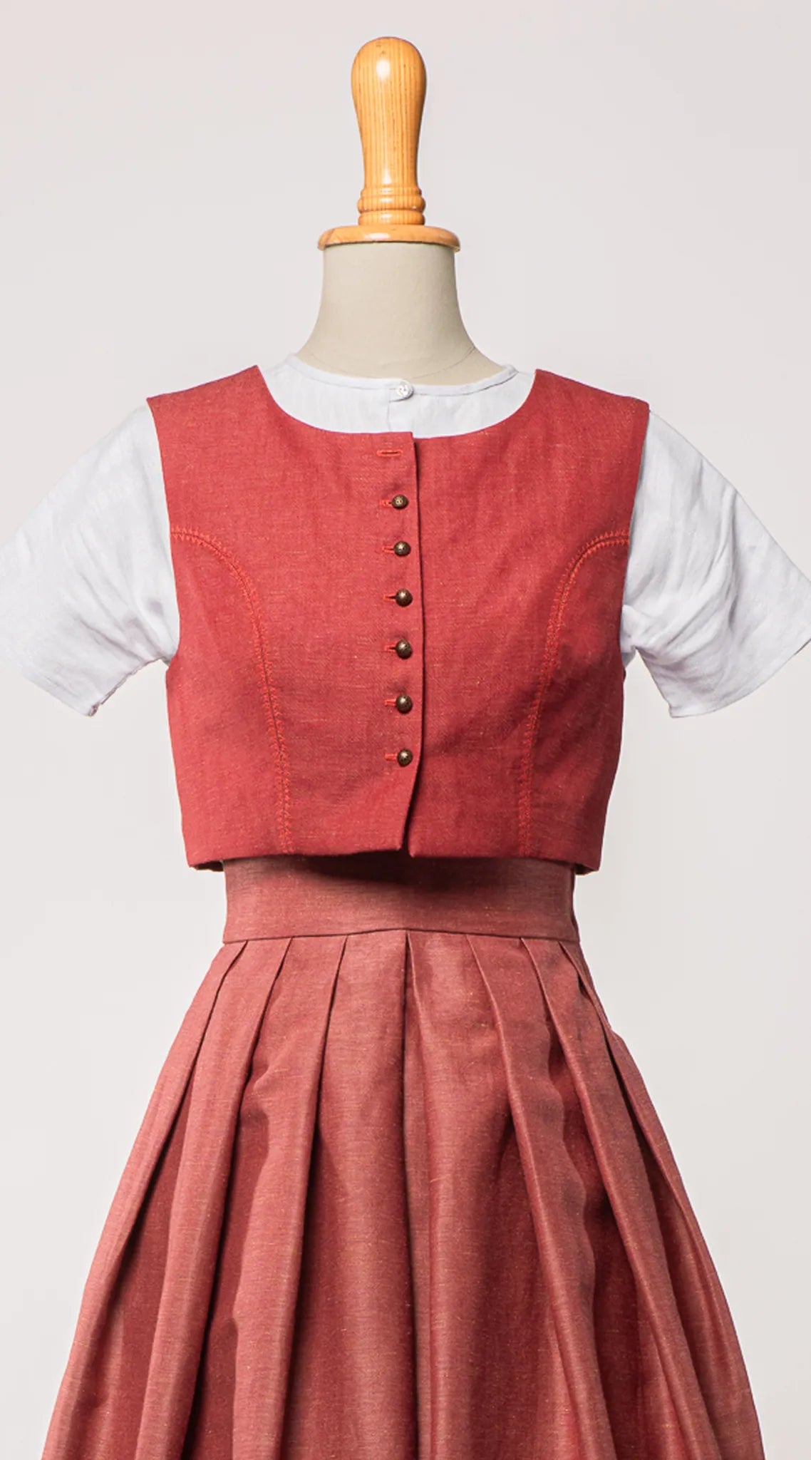 Fuxerl in pinker Beerennuance – Frontansicht auf Büste, nachhaltig gefertigt von Zirbenfux