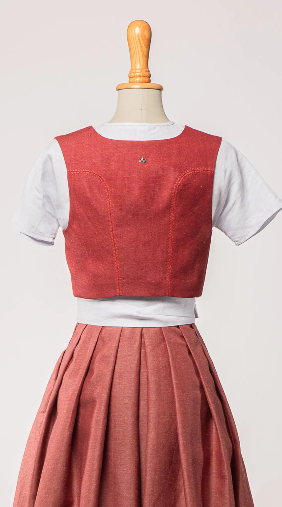 Fuxerl in pinker Beere – Rückansicht auf Büste, nachhaltig gefertigt von Zirbenfux