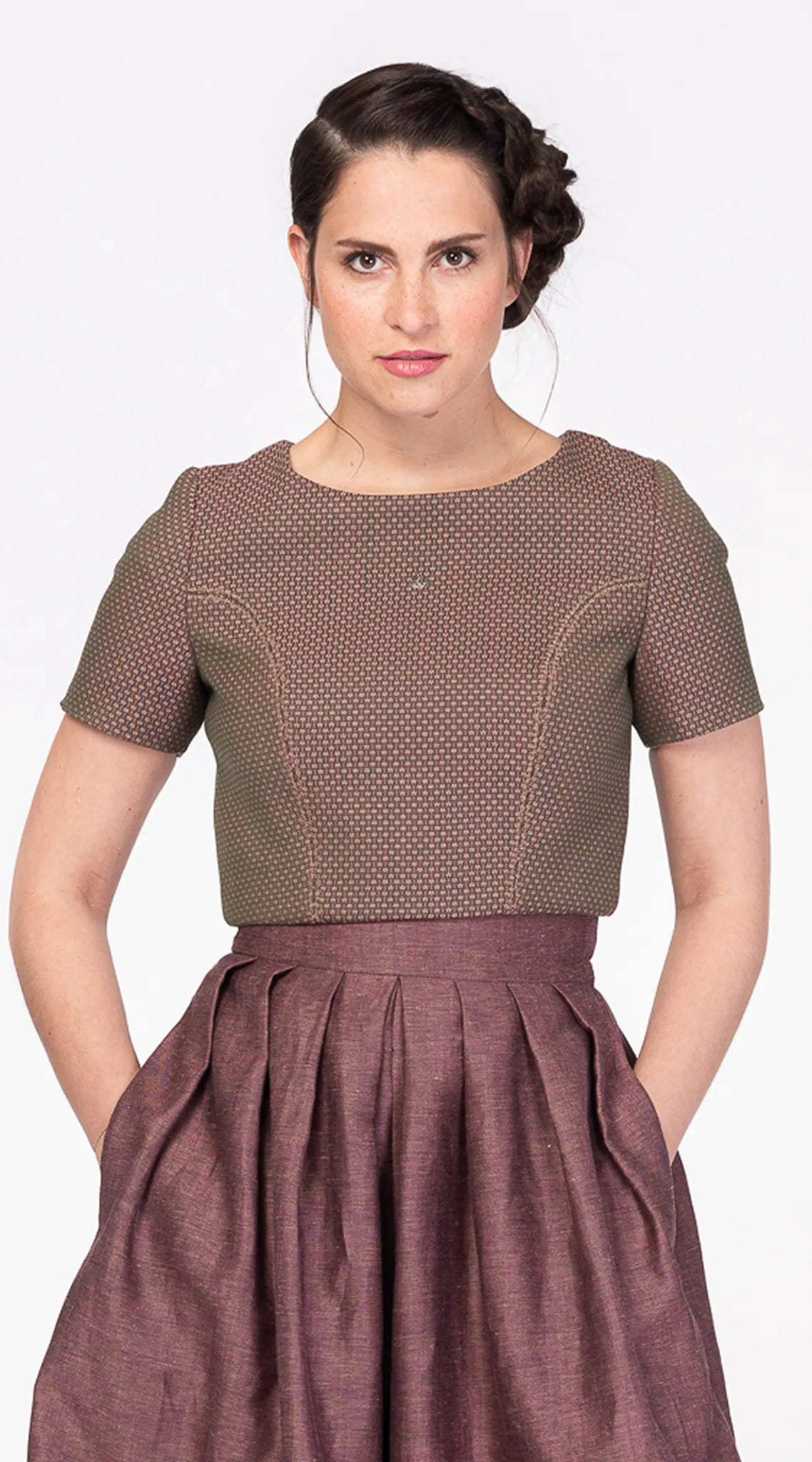 Fuxerl Tilda aus Schurwolle in Rosé mit dezent changierendem Webmuster – Frontansicht am Model, handgefertigt in München von Zirbenfux