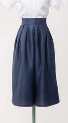 Nahaufnahme des Hosenrocks Audrey aus dunkelblauer Leinen-Schurwolle-Mischung – Frontansicht auf Büste, handgefertigt in München von Zirbenfux