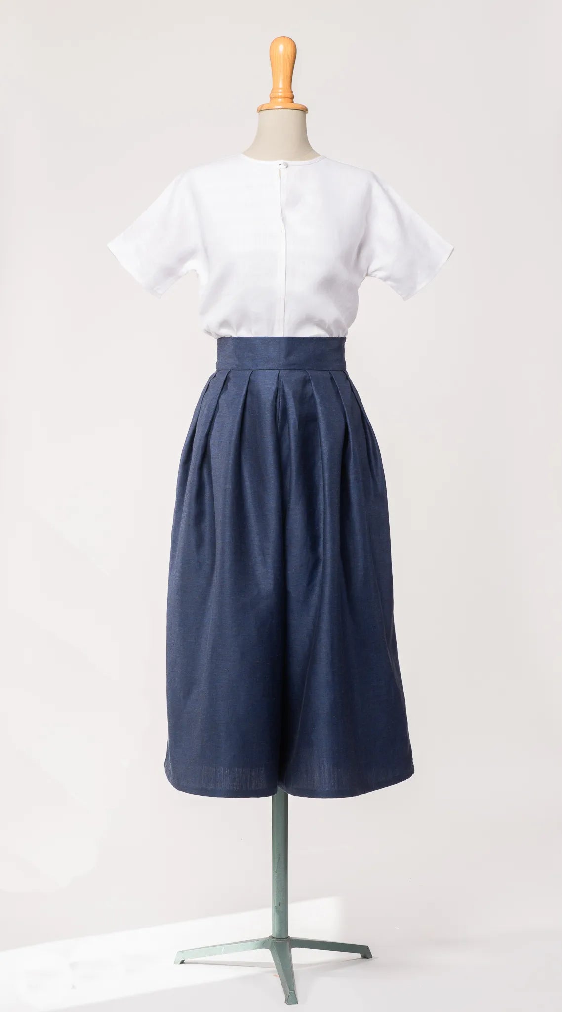 Hosenrock Audrey aus dunkelblauer Leinen-Schurwolle-Mischung, kombiniert mit weißer Bluse aus Bio-Leinen – Frontansicht auf Büste, handgefertigt von Zirbenfux