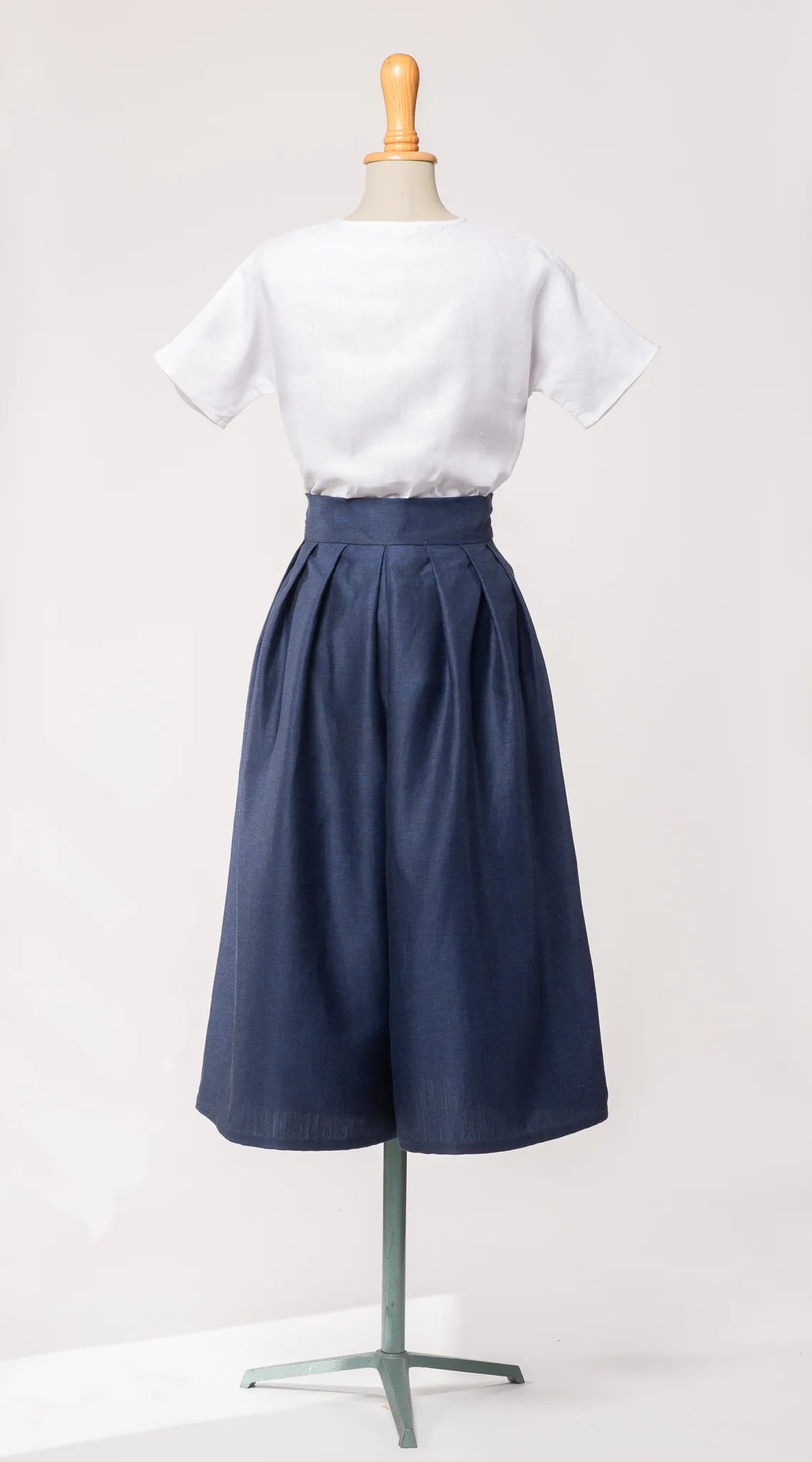 Hosenrock Audrey aus dunkelblauer Leinen-Schurwolle-Mischung, kombiniert mit weißer Bluse aus Bio-Leinen – Rückansicht auf Büste, zeitlos interpretiert von Zirbenfux