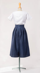 Hosenrock Audrey aus dunkelblauer Leinen-Schurwolle-Mischung, kombiniert mit weißer Bluse aus Bio-Leinen – Rückansicht auf Büste, zeitlos interpretiert von Zirbenfux