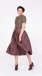 Hosenrock Audrey aus Leinen-Schurwolle-Mischung in Farbe Malve, kombiniert mit Fuxerl Tilda – Bewegungsaufnahme am Model, modern interpretiert von Zirbenfux