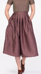Nahaufnahme Hosenrock Audrey aus Leinen-Schurwolle-Mischung in Farbe Malve, kombiniert mit Fuxerl Tilda – Frontansicht am Model, handgefertigt in München von Zirbenfux