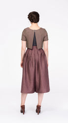 Hosenrock Audrey aus Leinen-Schurwolle-Mischung in Farbe Malve, kombiniert mit Fuxerl Tilda – Rückansicht am Model, handgefertigt von Zirbenfux
