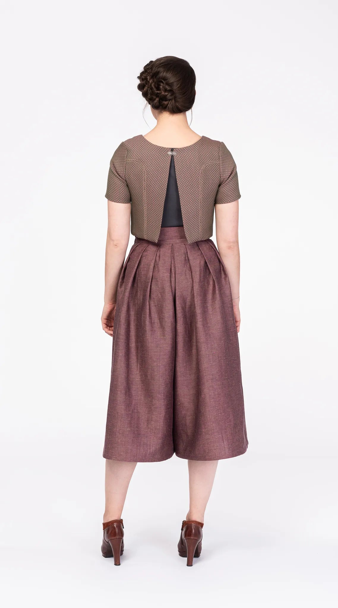 Hosenrock Audrey aus Wolle-Leinen-Mischung in Malve, kombiniert mit Fuxerl und Bluse Tilda – Rückansicht am Model, handgefertigt in München von Zirbenfux