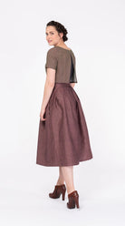 Hosenrock Audrey aus Leinen-Schurwolle-Mischung in Farbe Malve, kombiniert mit Fuxerl Tilda – Seitenansicht am Model, handgefertigt in München von Zirbenfux