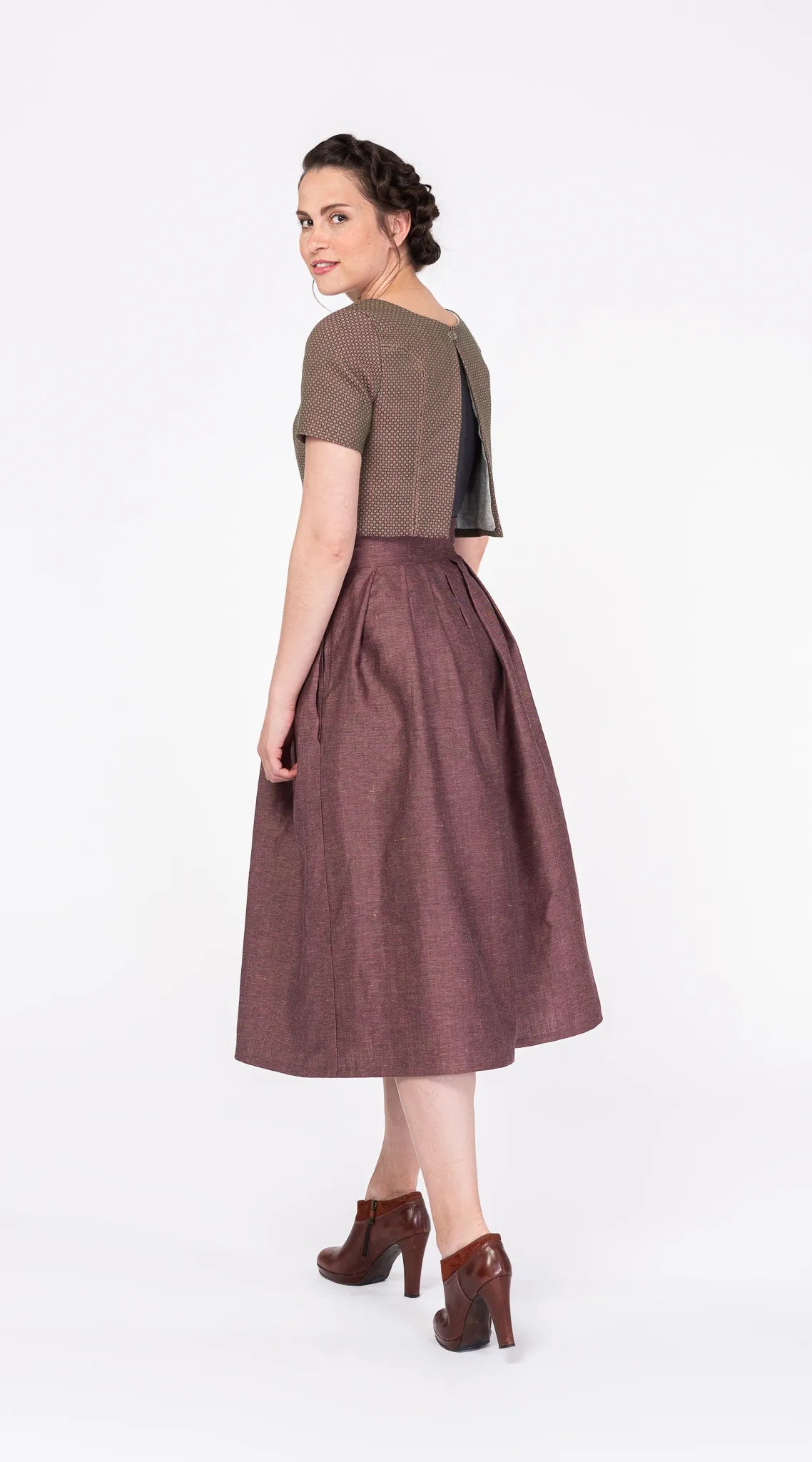 Hosenrock Audrey aus Wolle-Leinen-Mischung in Malve, kombiniert mit Fuxerl und Bluse Tilda – Seitenansicht am Model, nachhaltig gefertigt von Zirbenfux