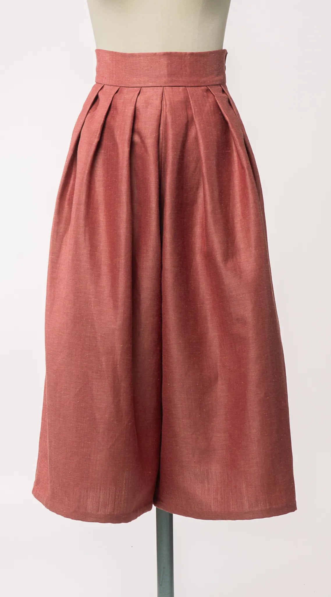 Nahaufnahme von Hosenrock Audrey aus Leinen-Schurwolle-Mischung in pinker Beere – Frontansicht auf Büste, handgefertigt in München von Zirbenfux