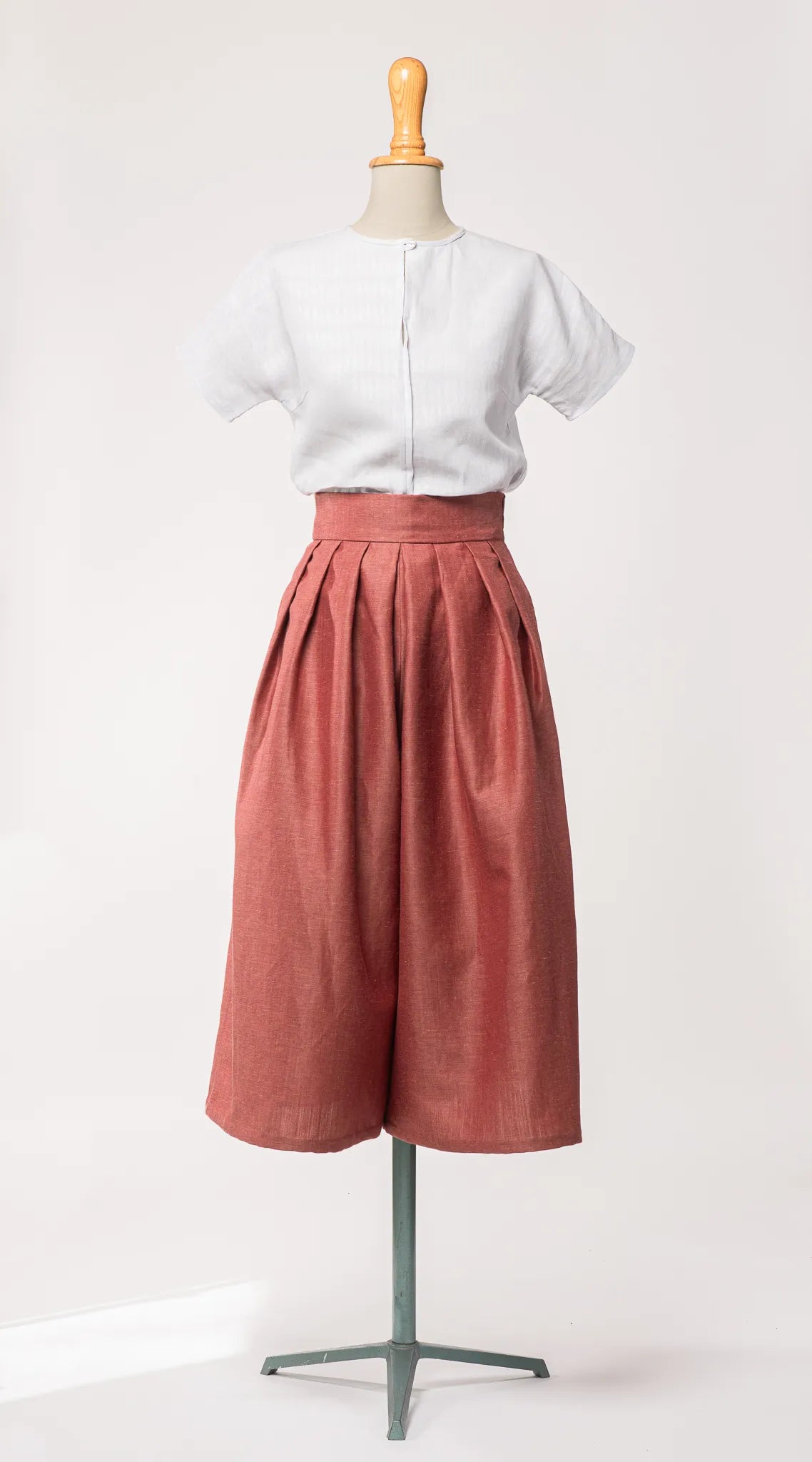 Hosenrock Audrey aus Leinen-Schurwolle-Mischung in pinker Beere, kombiniert mit Bluse Romy in hellem Wasserblau – Frontansicht auf Büste, handgefertigt von Zirbenfux