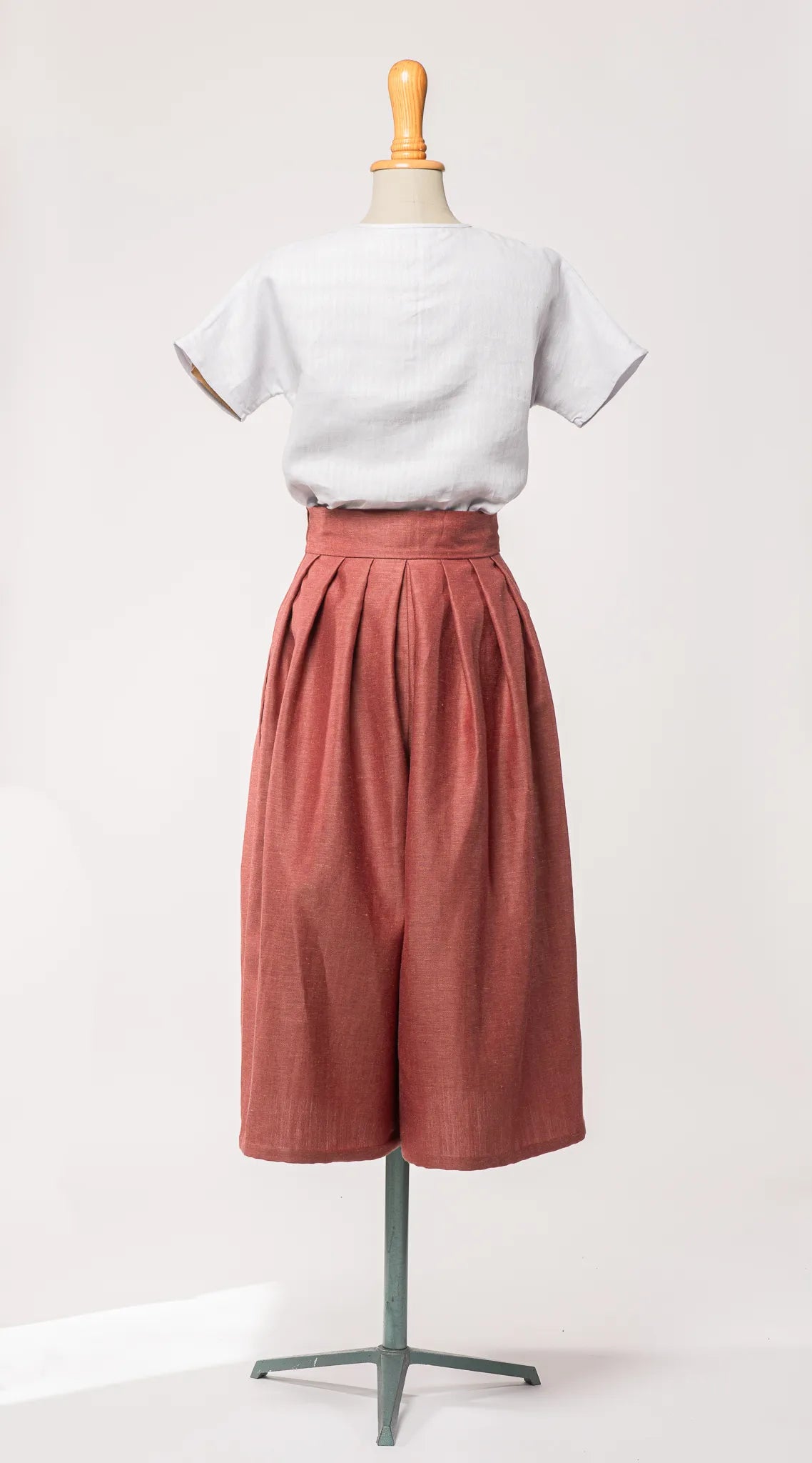 Hosenrock Audrey aus Leinen-Schurwolle-Mischung in pinker Beere, kombiniert mit Bluse Romy in hellem Wasserblau – Rückansicht auf Büste, handgefertigt in München von Zirbenfux