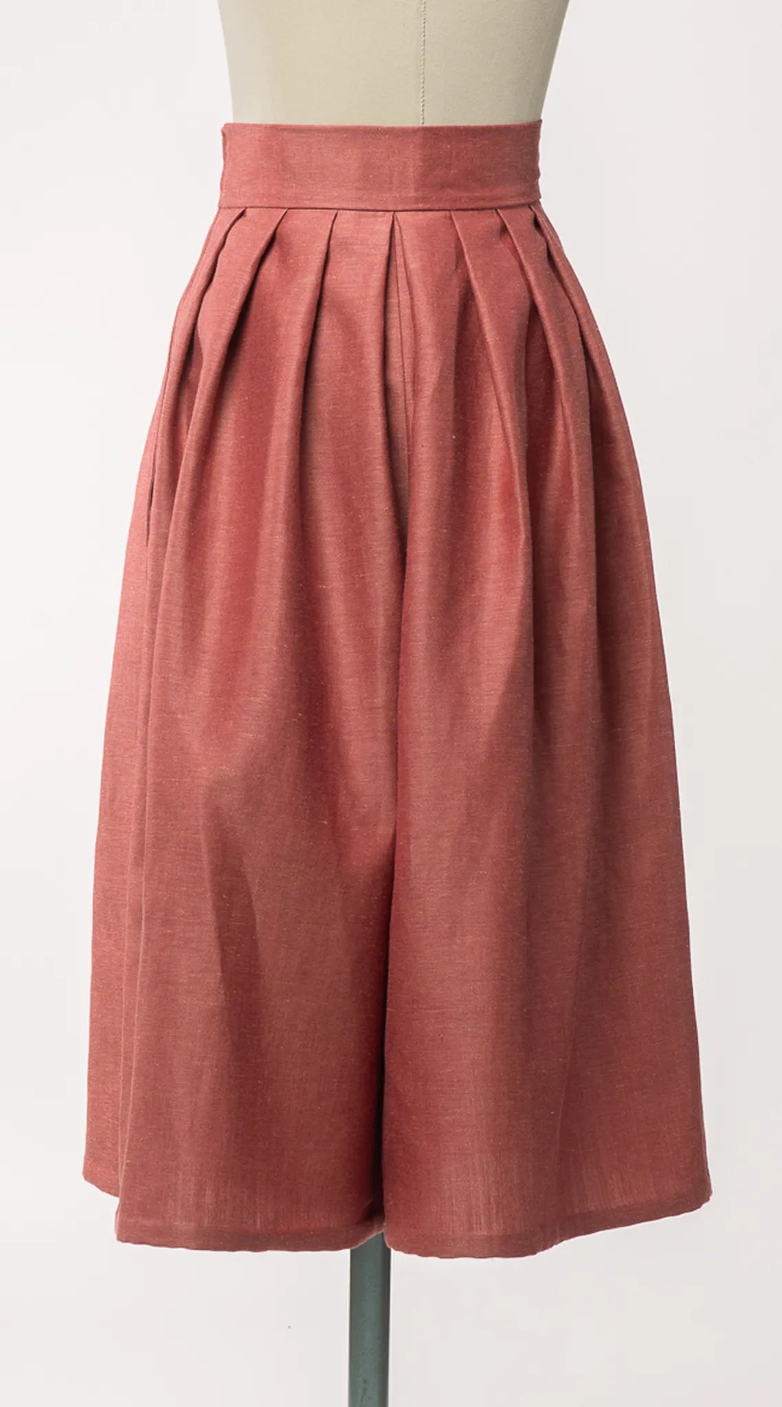 Nahaufnahme von Hosenrock Audrey aus Leinen-Schurwolle-Mischung in pinker Beere – Rückansicht auf Büste, zeitlos interpretiert von Zirbenfux