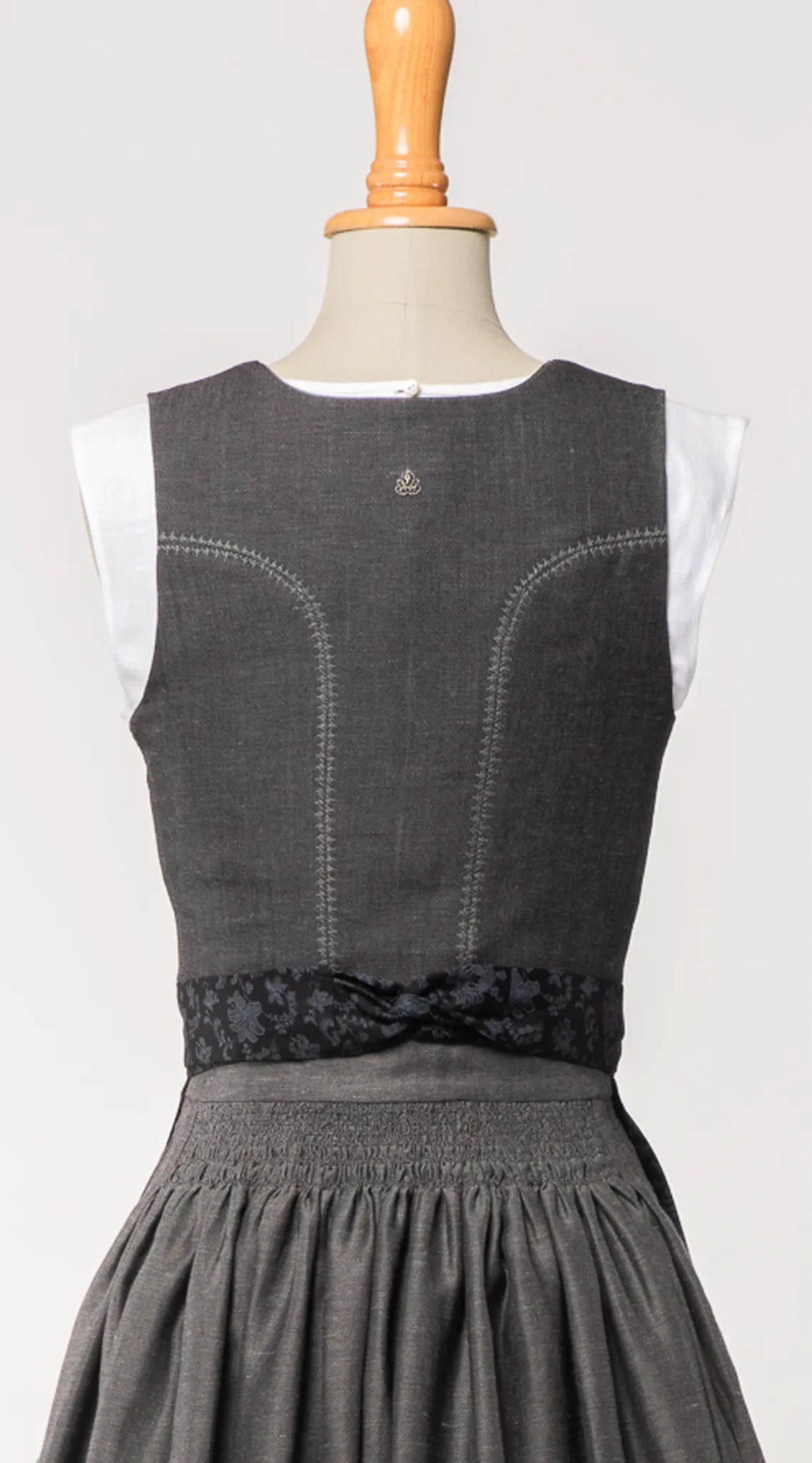 Mieder Ava aus anthrazitfarbener Leinen-Schurwolle-Mischung – Rückansicht auf Büste, klar geschnitten und hochwertig verarbeitet, handgefertigt in München von Zirbenfux