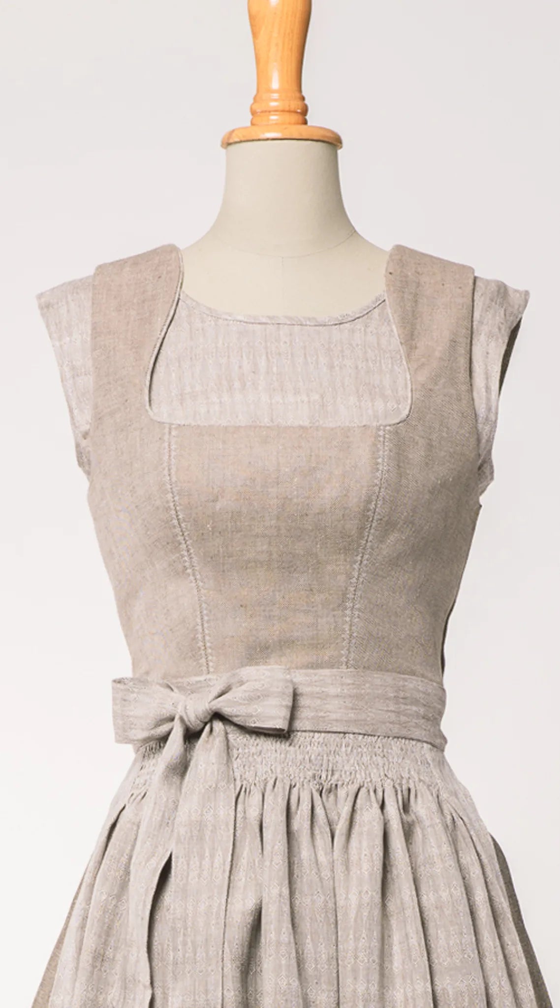 Nahaufnahme von Mieder Ava aus naturfarbenem Bio-Leinen – Frontansicht auf Büste, klassisch und hochwertig verarbeitet, handgefertigt in München von Zirbenfux