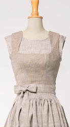 Nahaufnahme von Mieder Ava aus naturfarbenem Bio-Leinen – Frontansicht auf Büste, klassisch und hochwertig verarbeitet, handgefertigt in München von Zirbenfux