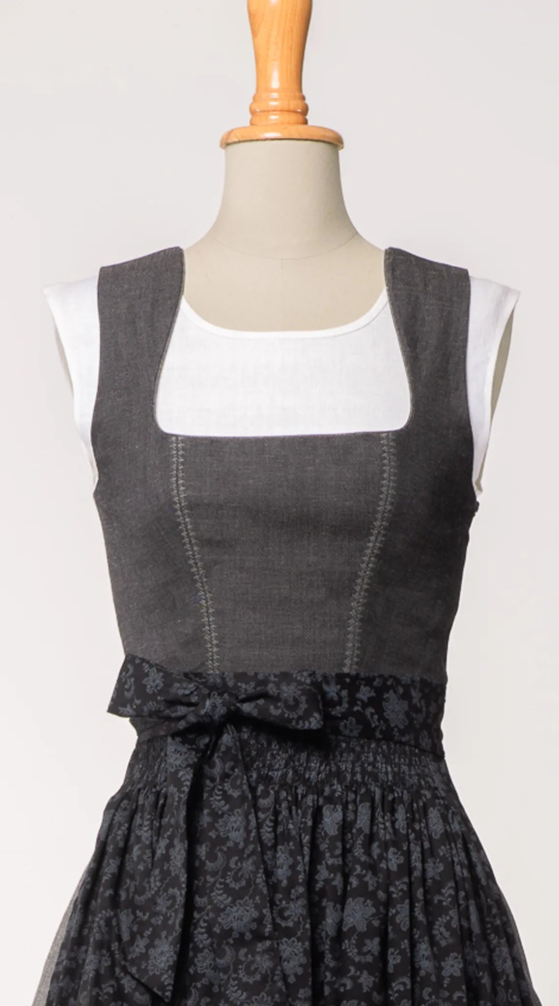 Nahaufnahme von Mieder Ava aus Leinen-Schurwolle-Mischung in anthrazit – Frontansicht auf Büste, handgefertigt von Zirbenfux