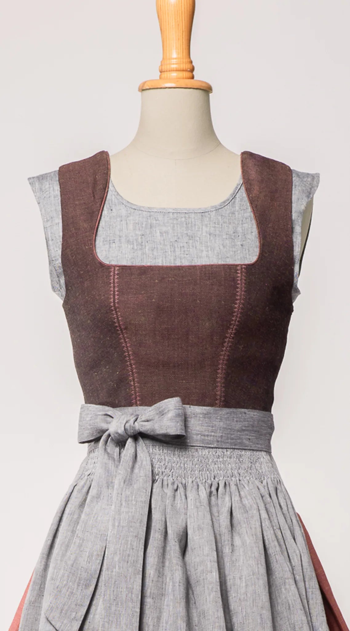 Nahaufnahme von Mieder Ava aus Leinen-Schurwolle-Mischung in Malve – Frontansicht auf Büste, zeitlos verarbeitet und handgefertigt in München von Zirbenfux