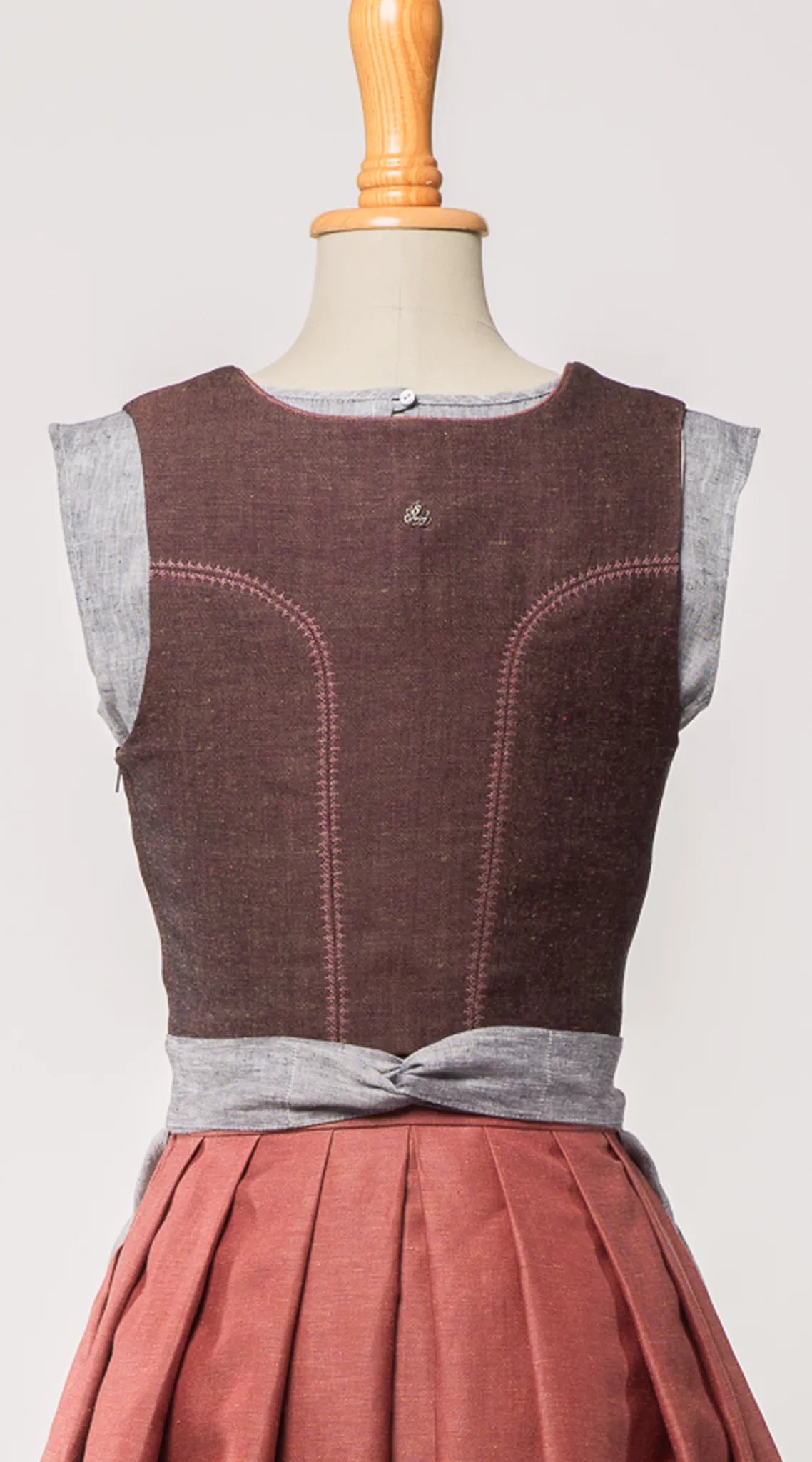 Nahaufnahme Mieder Ava aus Leinen-Schurwolle in Malve – Rückansicht auf Büste, klassisch verarbeitet und handgefertigt in München von Zirbenfux