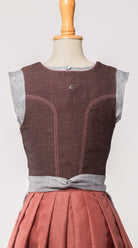 Nahaufnahme Mieder Ava aus Leinen-Schurwolle in Malve – Rückansicht auf Büste, klassisch verarbeitet und handgefertigt in München von Zirbenfux