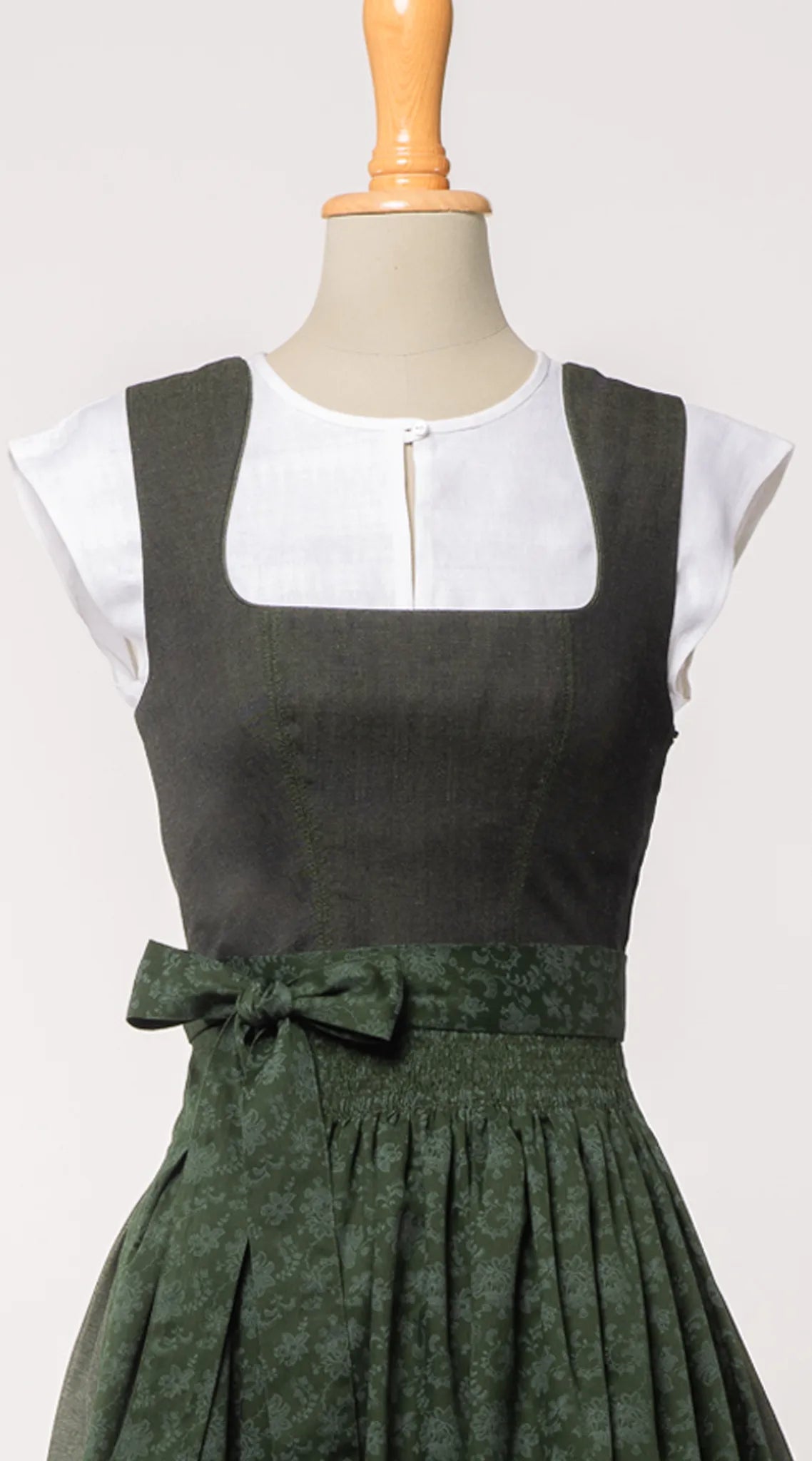 Nahaufnahme des Mieders Ava aus Leinen-Schurwolle-Mischung in Dunkelgrün – Frontansicht auf Büste, sorgfältig verarbeitet, handgefertigt in München von Zirbenfux