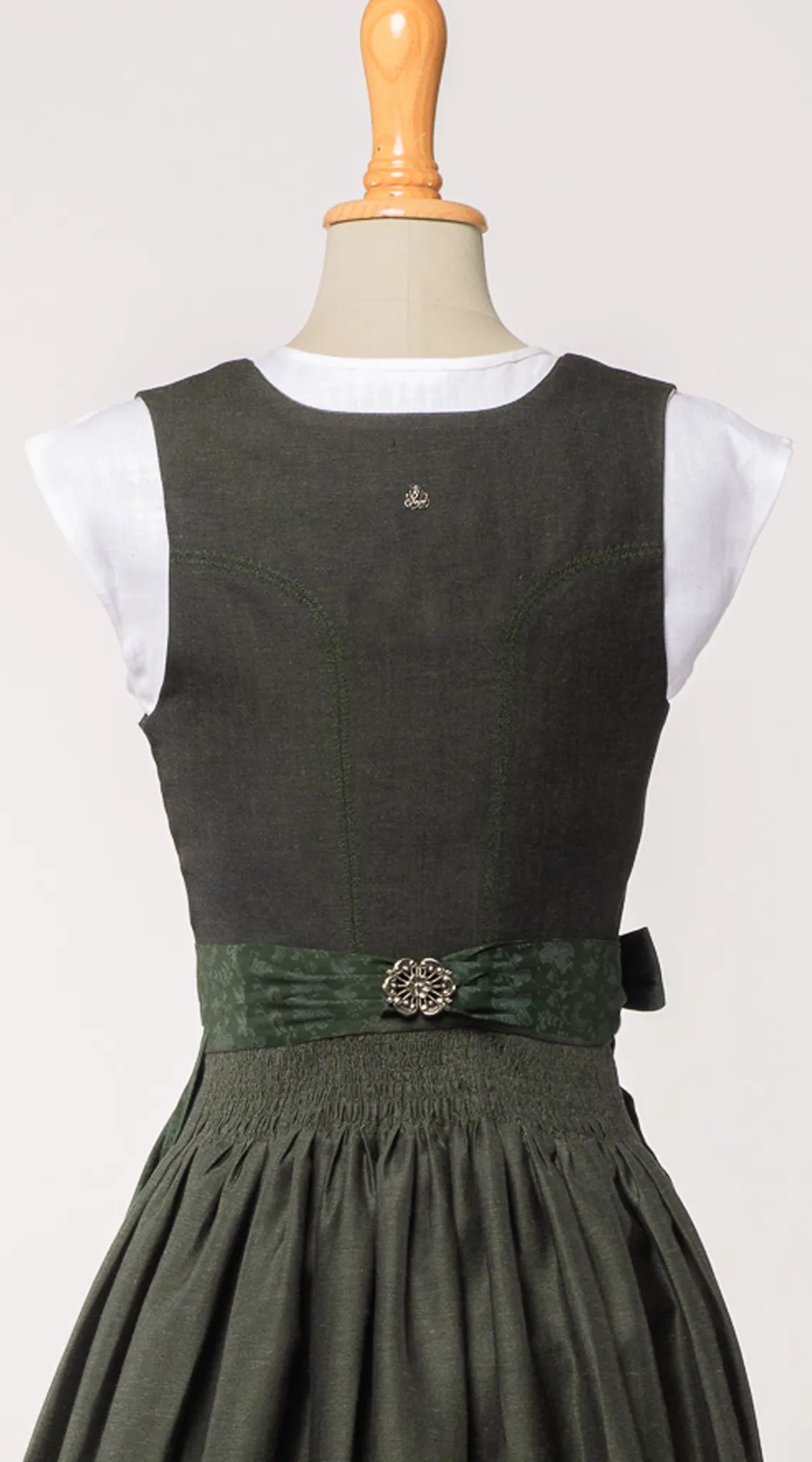 Nahaufnahme des Mieders Ava aus Leinen-Schurwolle-Mischung in Dunkelgrün – Rückansicht auf Büste, detailverliebt verarbeitet, handgefertigt in München von Zirbenfux